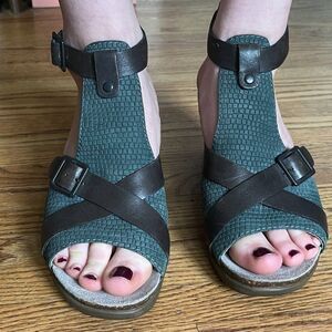 Dansko Dominique Grey Teal Leather T-Strap Sandal Heels Shoe Women's Sz 39 US 8